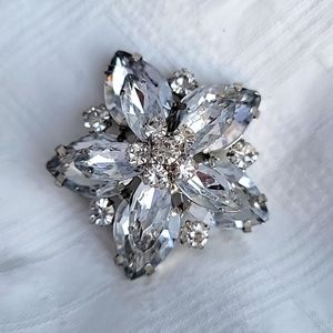 NEW!! White gem flower brooch